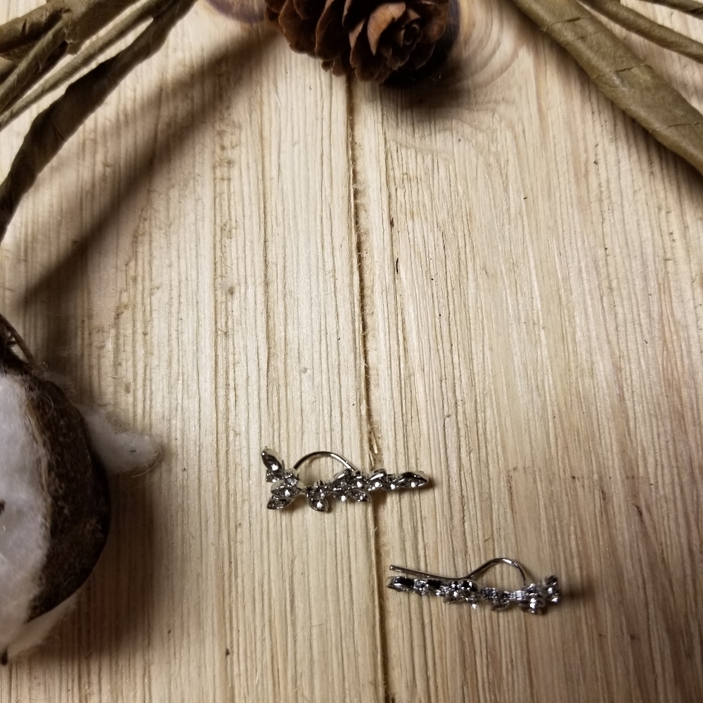 🌿🌿Gorgeous Leaf Ear Climbers in SILVER 🌿🌿 - Picture 12 of 12